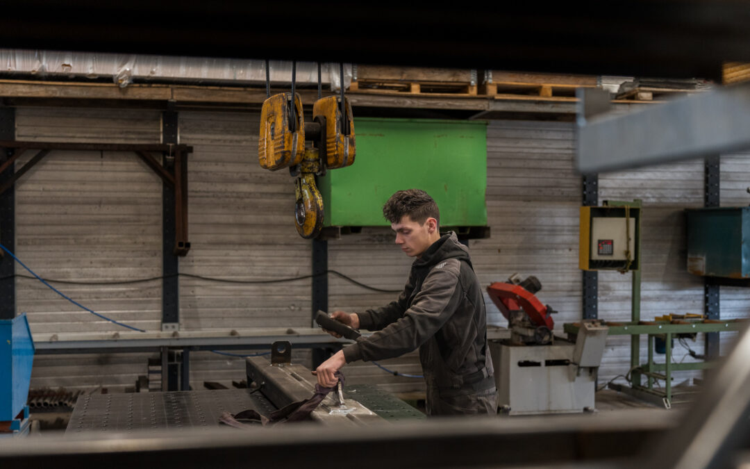 Uitschuifbare evenaar voor het hijsen van machines en constructies
