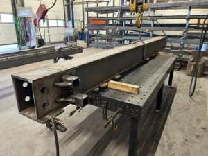 Stalen ligger voor uitschuifbare trailer op lastafel tijdens samenstellen