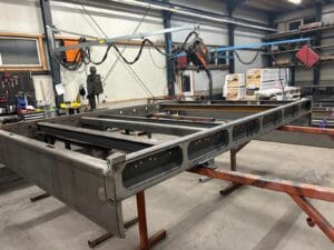 Stalen rollerdeck frame voor transport van vliegtuigplaten in productiehal