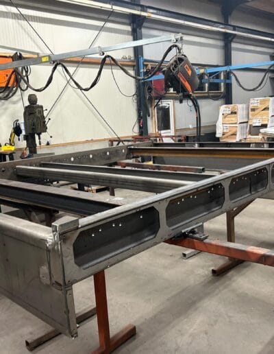 Rollerdeck frame voor transportinstallatie luchthaven Stalen rollerdeck frame voor transport van vliegtuigplaten in productiehal