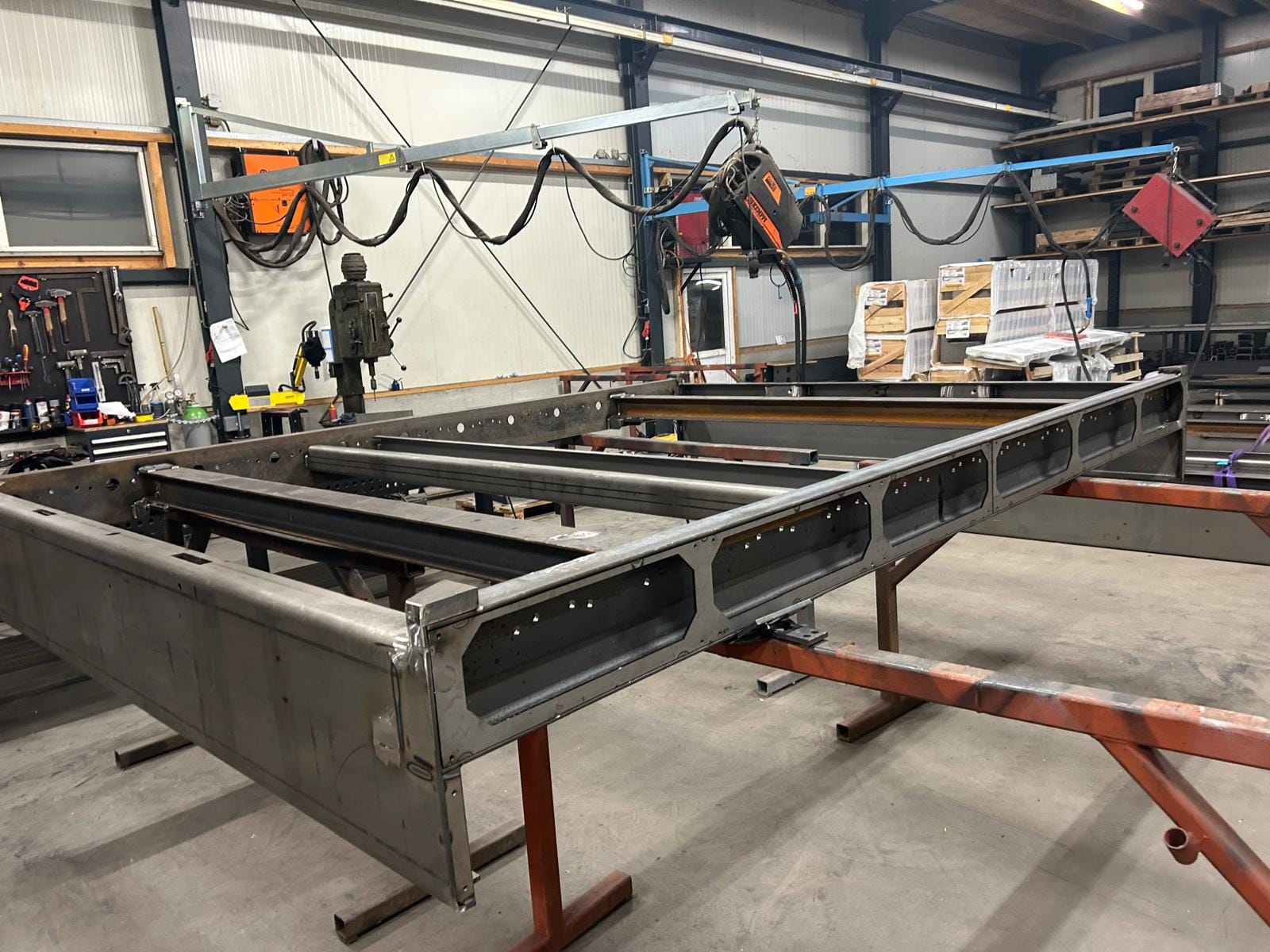Stalen rollerdeck frame voor transport van vliegtuigplaten in productiehal