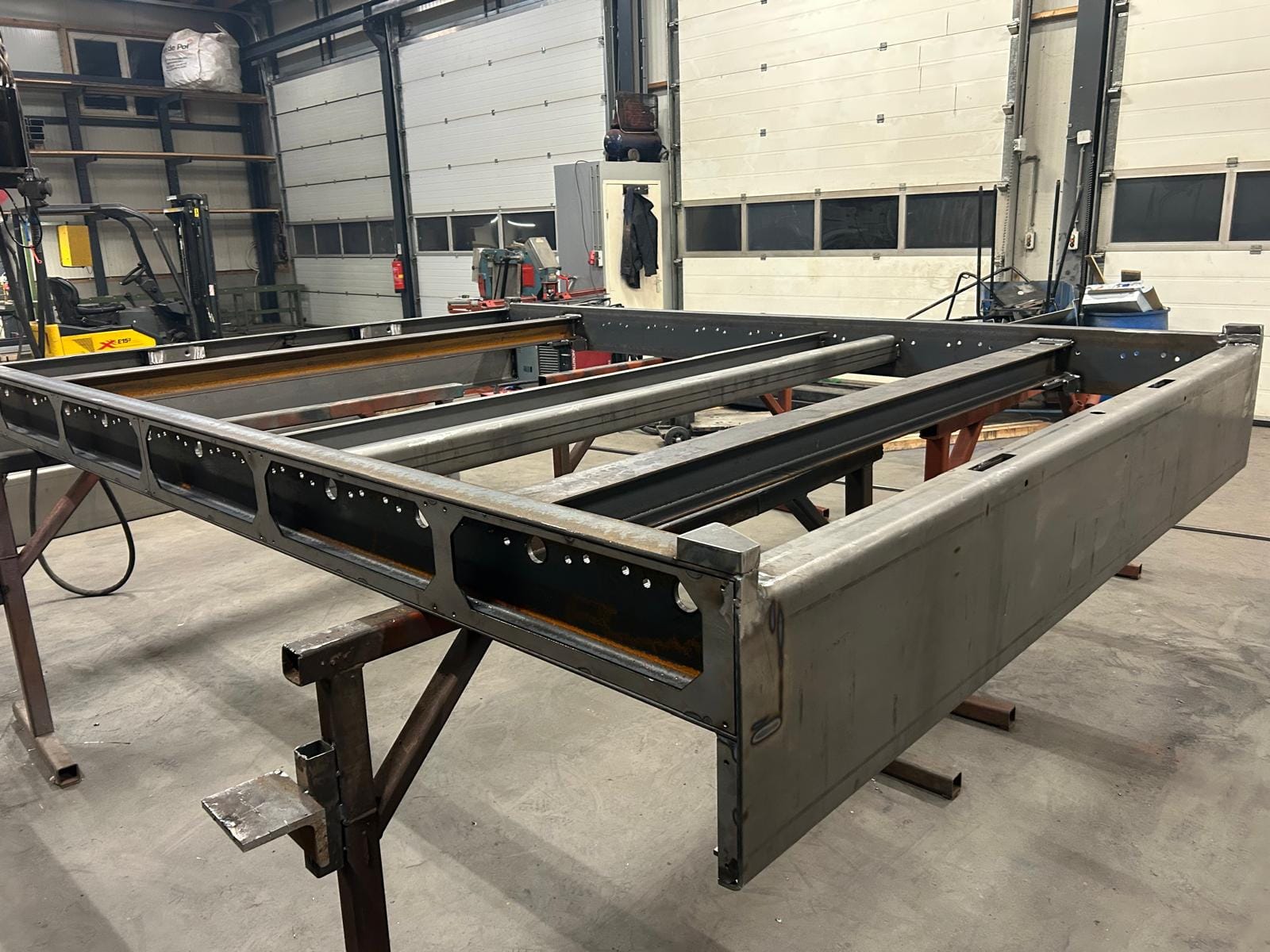 Samenstellen en lassen van een stalen rollerdeck frame van S235 staal