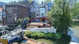Bouw van de staalconstructie van het kantoorgebouw in Amsterdam