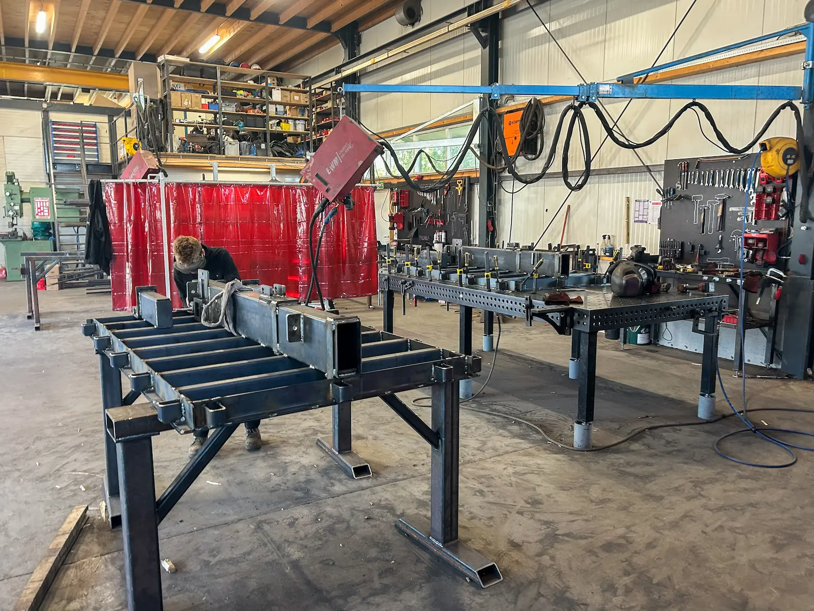 Productie van stalen frames voor tunnelbekisting Stalen frame voor tunnelbekisting wordt samengesteld op een lastafel in de werkplaats